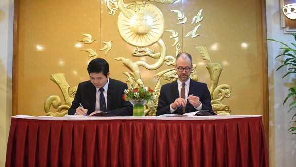 Cooperative agreement signing ceremony between VIAC and PCA